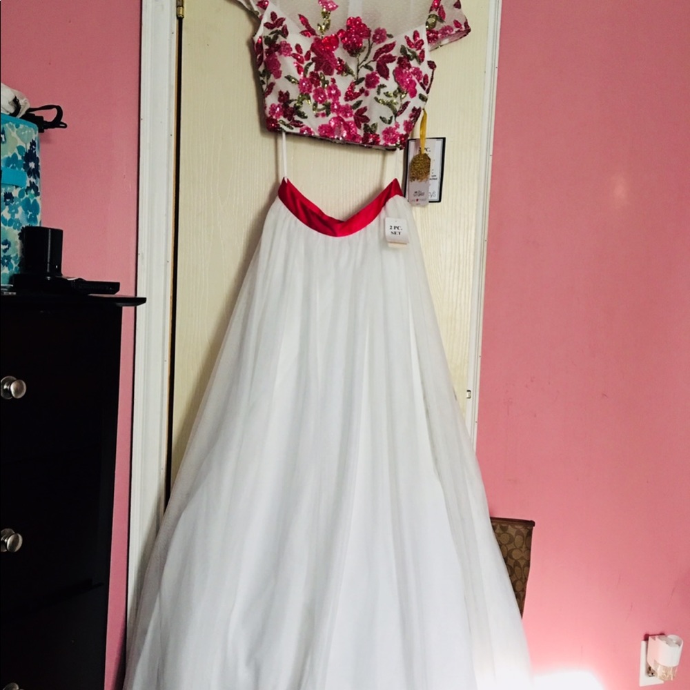 Prom dresses - Picture 3 of 3